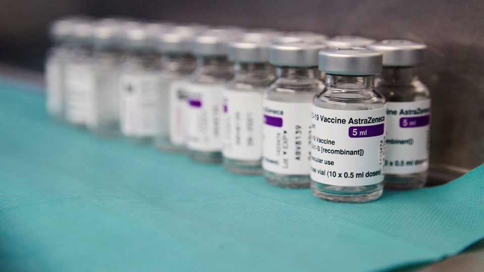 Regulador europeo encuentra relación entre vacuna de AstraZeneca y coágulos