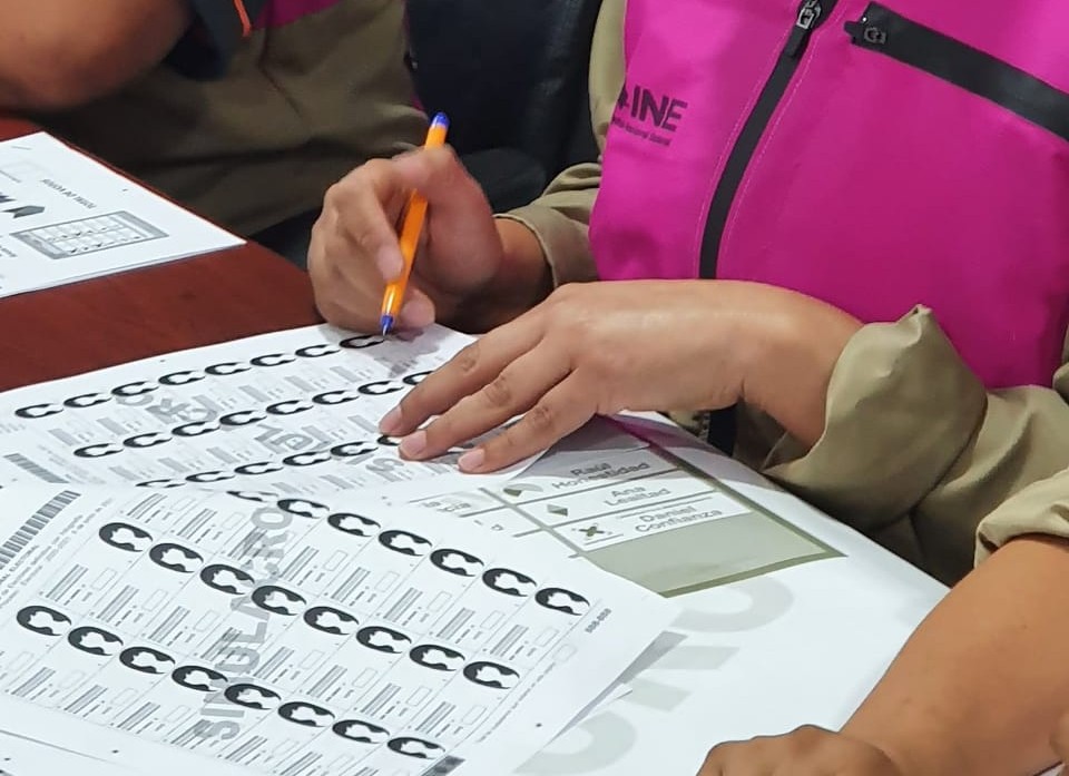 Los sueldos para los 826 supervisores electorales serán 11 mil 600 pesos y de 9 mil 600, mientras que para capacitadores 5 mil 44. (Especial)