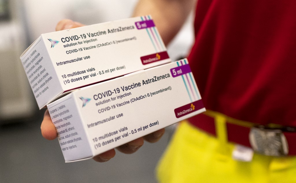 Las vacunas contra covid-19 de AstraZeneca y la Universidad de Oxford fueron investigadas en Europa. | AFP