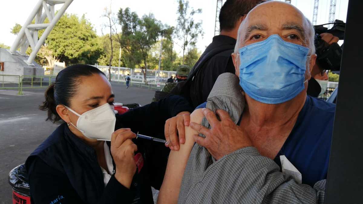 Adultos mayores de de San Luis Potosí acuden a León para vacunarse contra el coronavirus