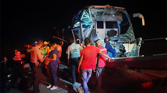 Autobús con migrantes repatriados choca en Veracruz; hay 17 lesionado