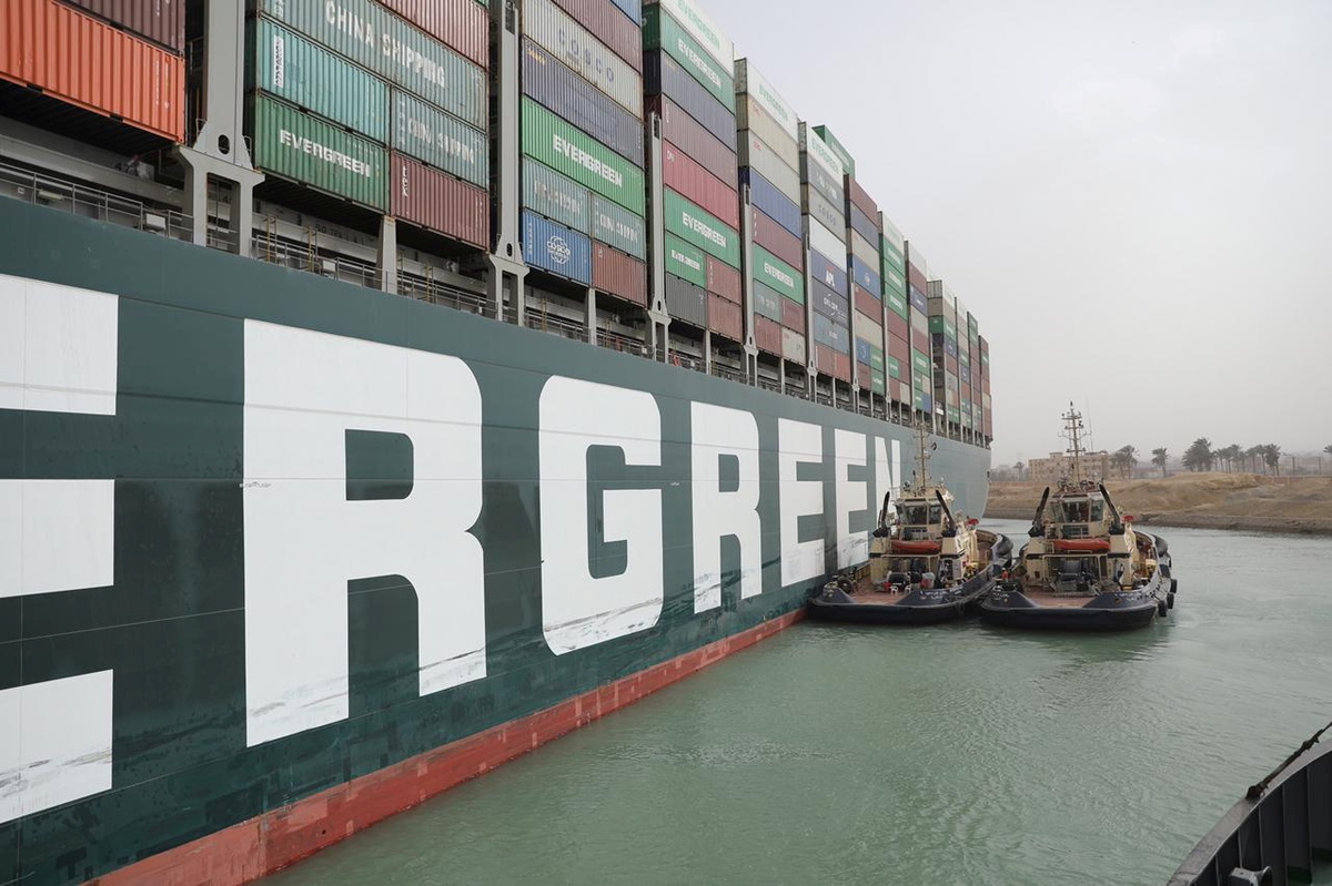 El barco terminó volcado en diagonal y terminó bloqueando todo el tráfico en el canal de Suez en Egipto. (Reuters)