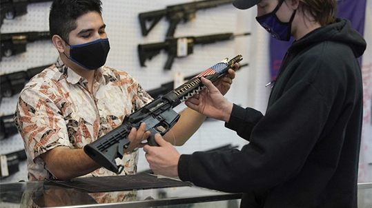 Biden anuncia medidas ante epidemia de violencia con armas de fuego en EU