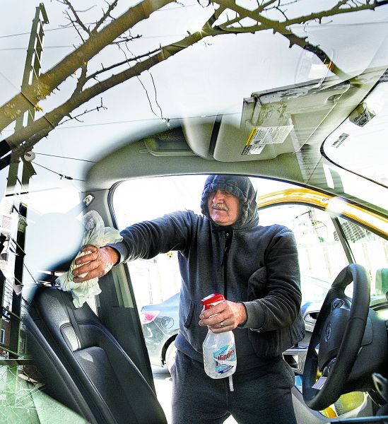 Los conductores ahora toman medidas de higiene para dar servicio a los pasajeros. Matt Rourke/AP