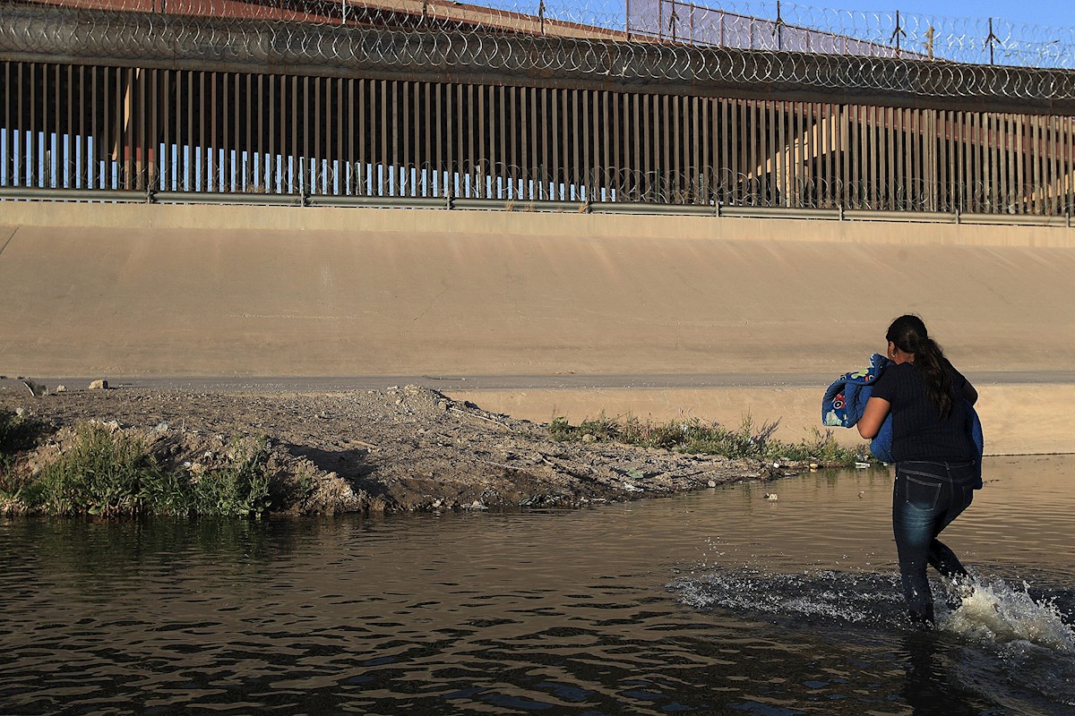 En la frontera entre México y Estados Unidos se aumentaron los controles de vigilancias a migrantes. | EFE