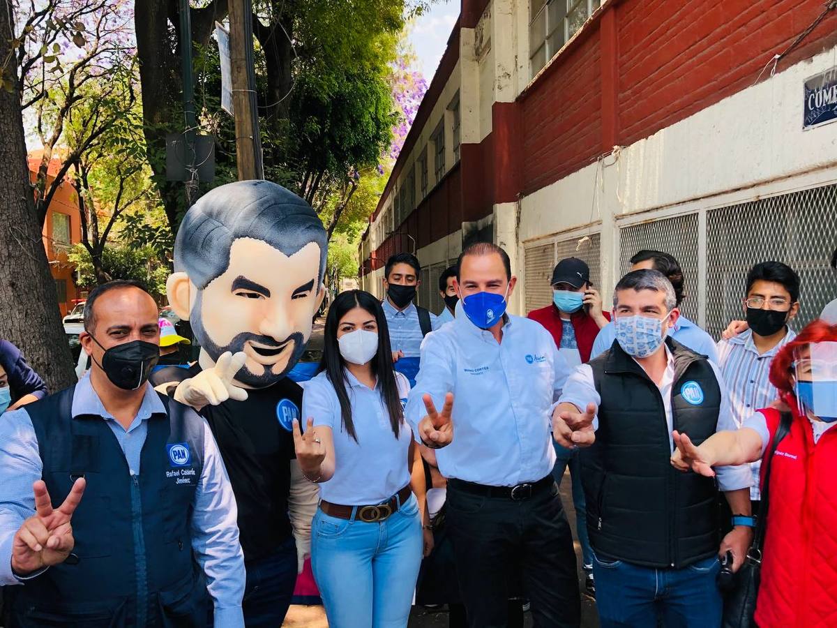 Mauricio Tabe recorrió el mercado de la colonia Escandón. (Especial)