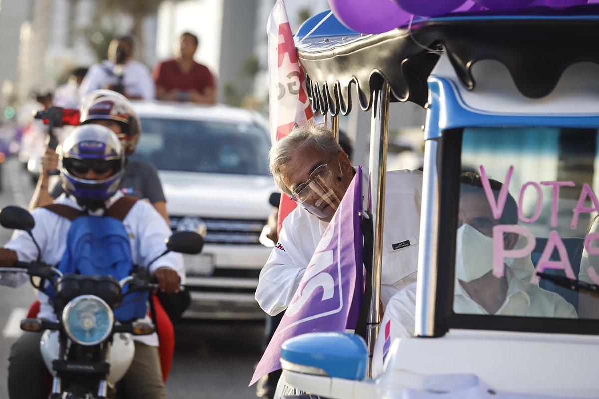 Rocha Moya participó en una emotiva caravana en el malecón de Mazatlán