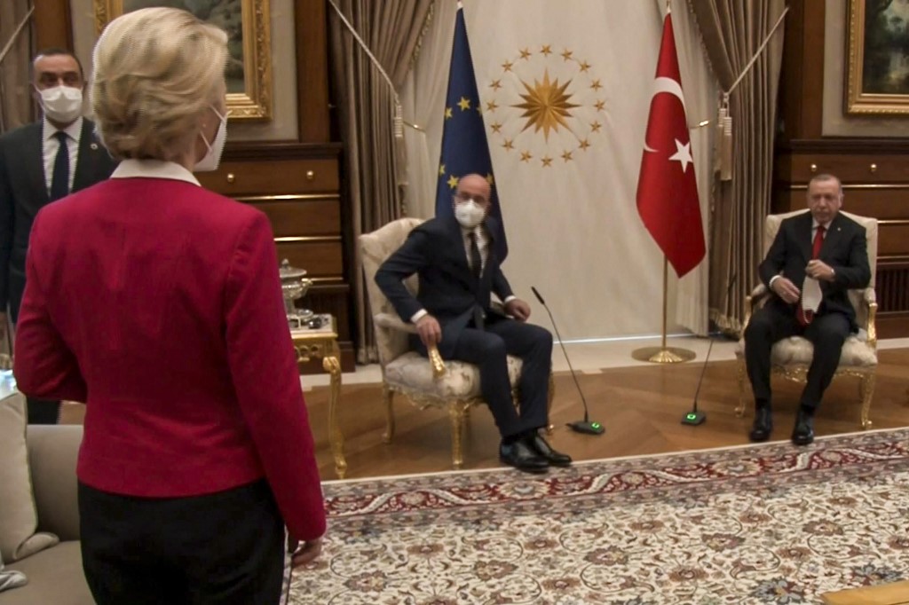 El sofagate es el escándalo por el trato desigual hacia Ursula von der Leyen en viaje oficial en Turquía. (AFP)