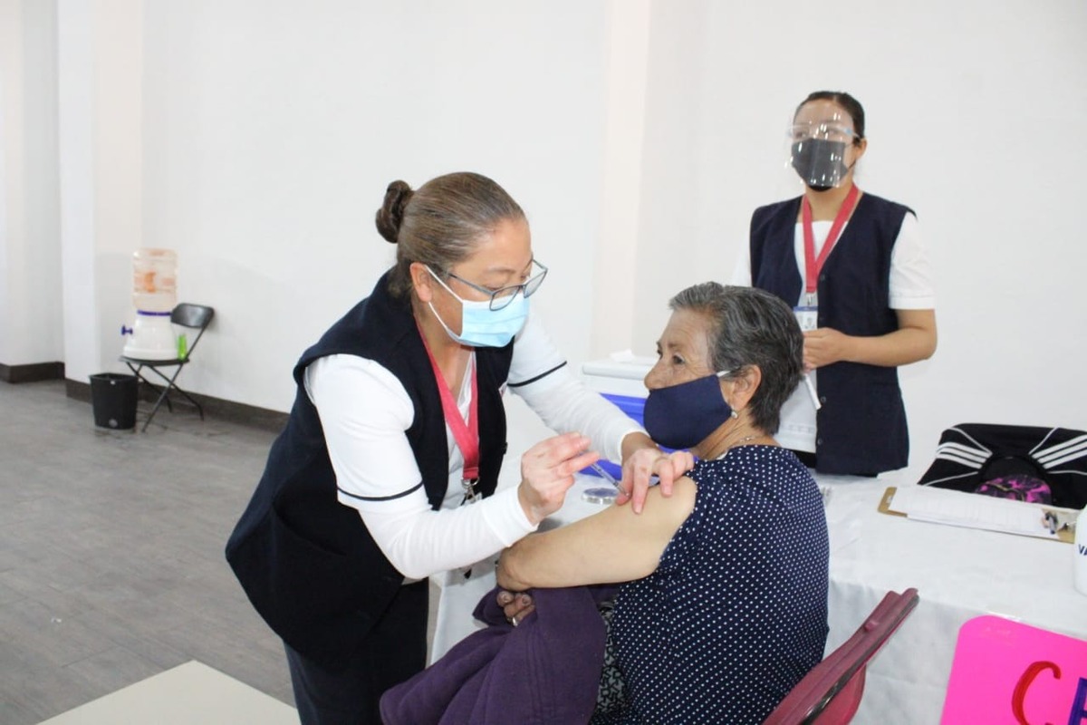 Adultos mayores recibiendo la vacuna anticovid. | Especial