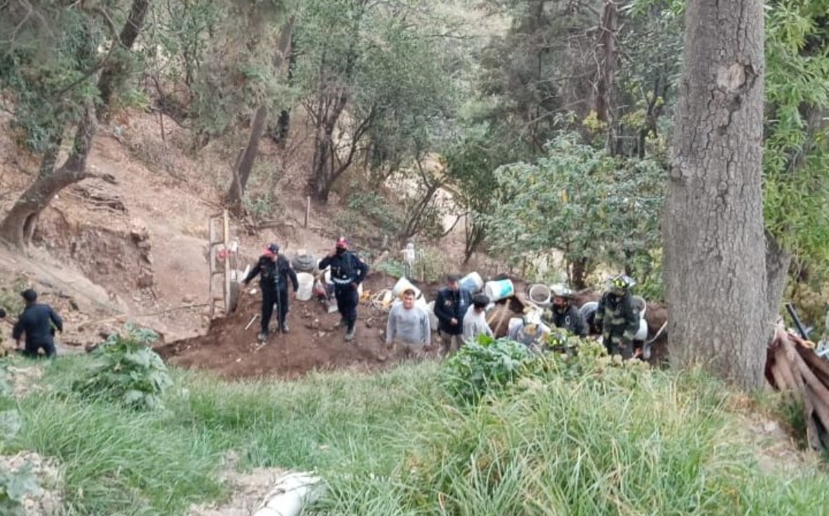 Bomberos de CdMx y voluntarios trabajan para localizar a los desaparecidos. (SGIRPC)