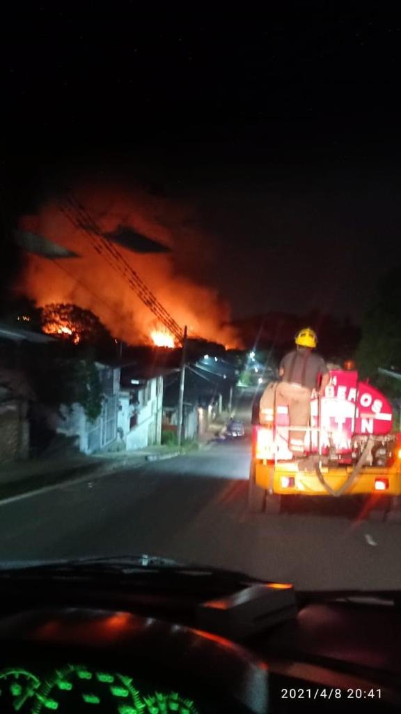 Bomberos de diferentes municipios ayudaron a sofocar el incendio. (Isabel Zamudio)