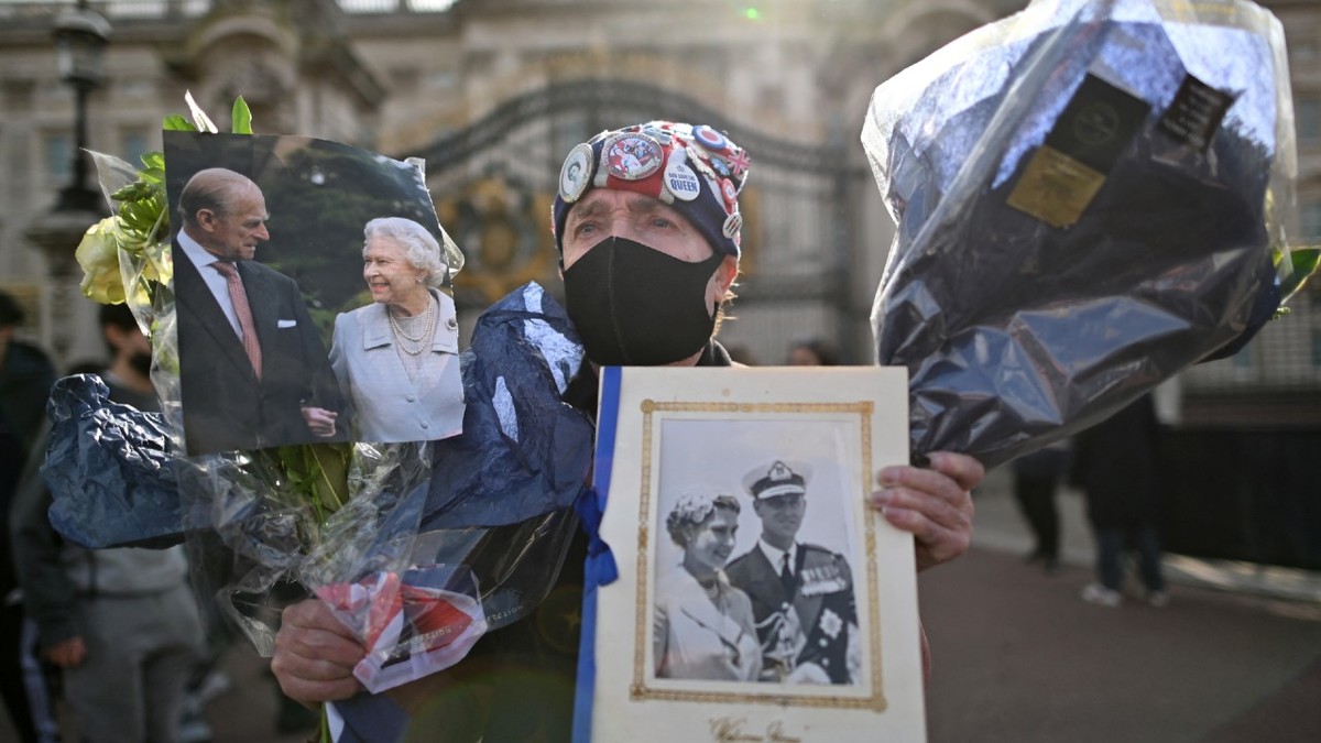 Británicos han salido a las calles a manifestar su pesar ante la muerte de Felipe de Edimburgo | AFP
