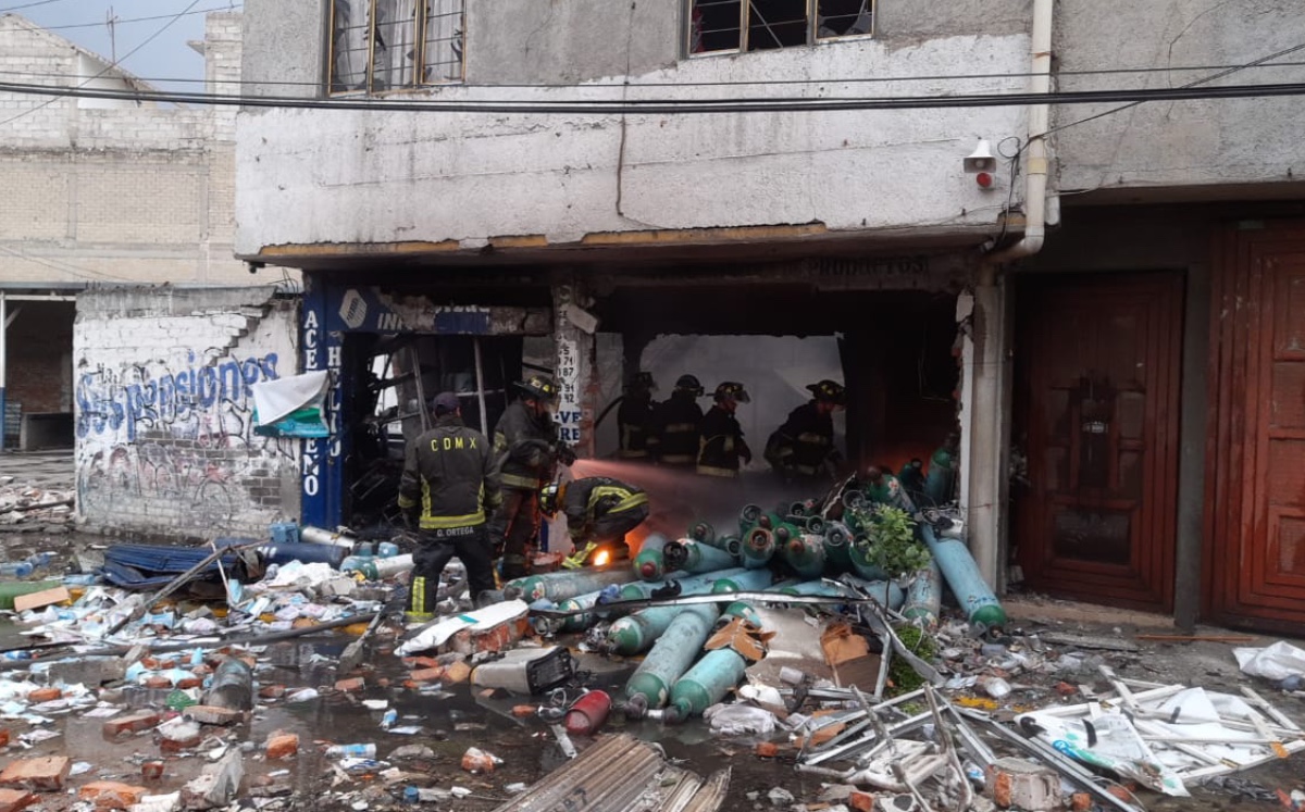 La explosión sucedió en un local de venta de oxígeno en la CdMx. (Twitter @SGIRPC_CDMX)