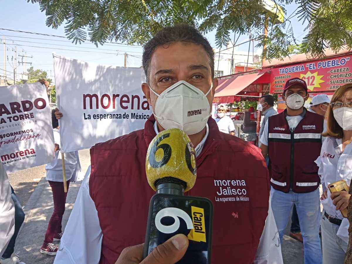 Lomelí acudió a la colonia Polanco para realizar la pega de calcas. (Roberto Hurtado)