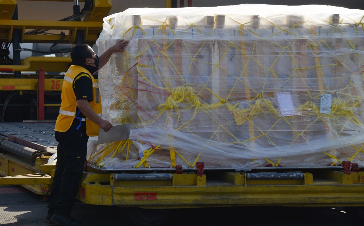 Nuevo lote de vacunas de Pfizer llegó esta mañana al AICM. (Cuartoscuro)