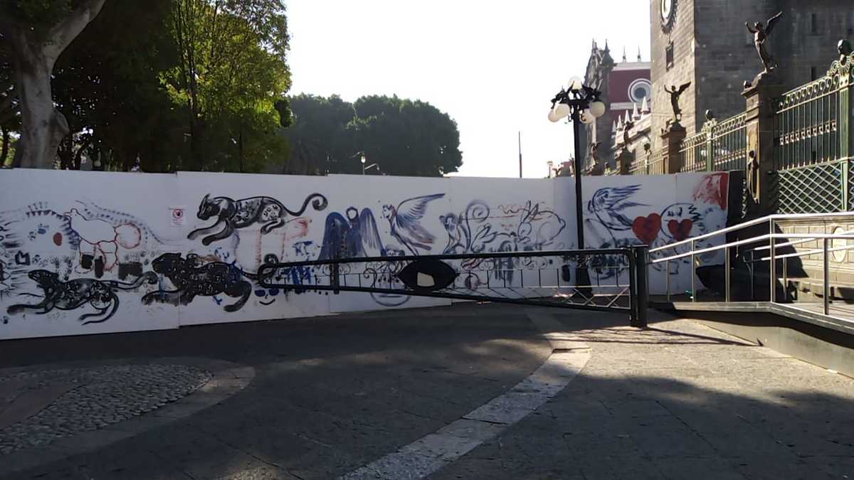 Muros de madera colocados en el zócalo. (Andrés Lobato)