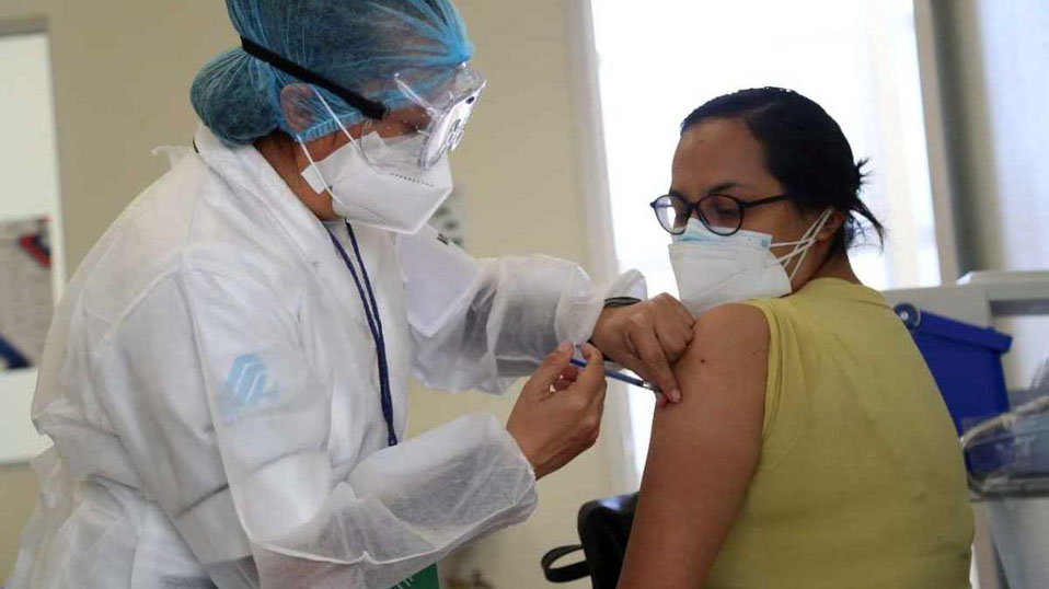 Personal de salud de sector privado seguirá siendo vacunado