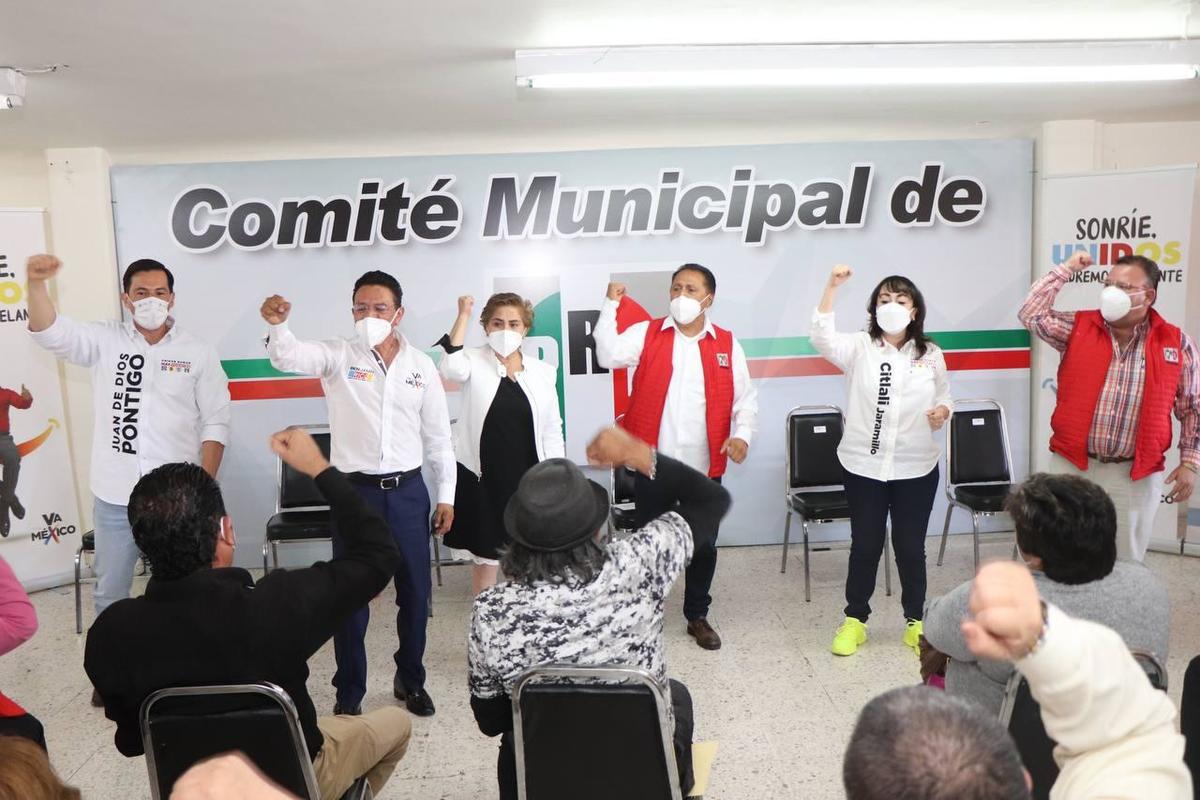 Benjamín Rico acompañado por los candidatos a diputados locales, Citlali Jaramillo y Juan de Dios Pontigo.