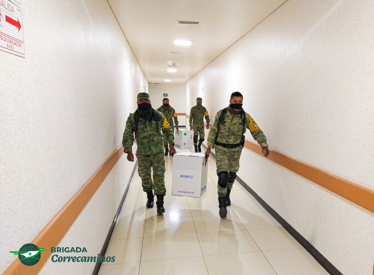 Elementos del Ejército resguardaron los lotes de vacuna. (Arnoldo Delgadillo)