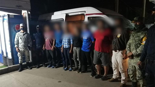 En Veracruz, rescatan a 10 migrantes en autobuses de pasajeros