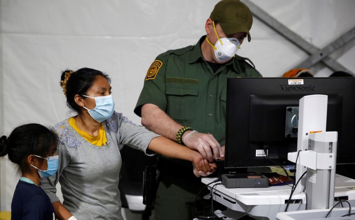 Las familias migrantes detenidas serán alojadas en hoteles de cuatro ciudades fronterizas. | AP