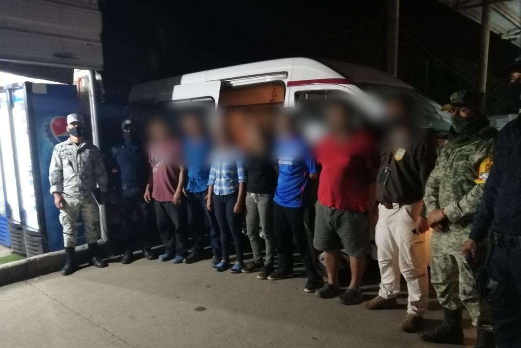 Tras el rescate, los migrantes recibieron atención médica y alimentos . (Especial)