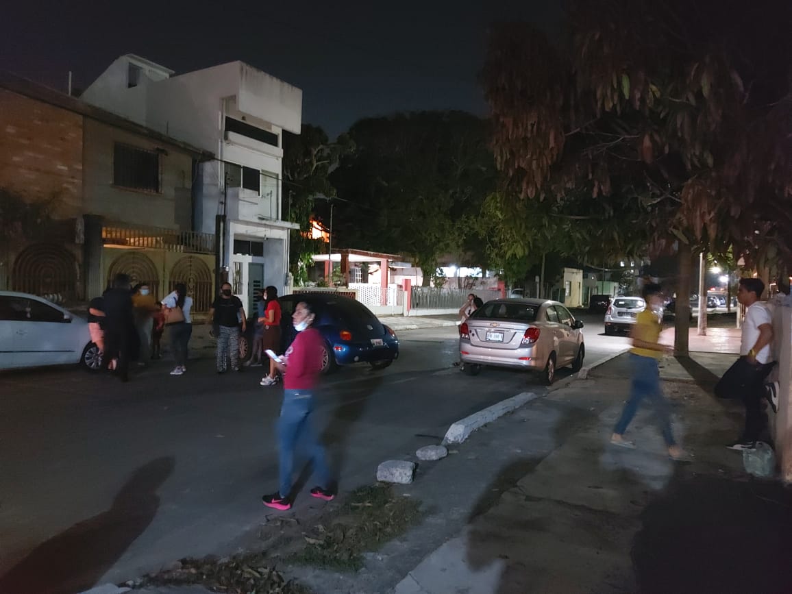 Vecinos se manifestaron a fuera de la vivienda para exigir justicia para los caninos