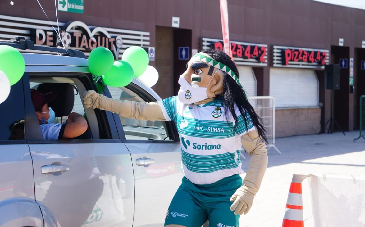 Amplia fue la colecta de juguetes que se logró este domingo. (@ClubSantos)