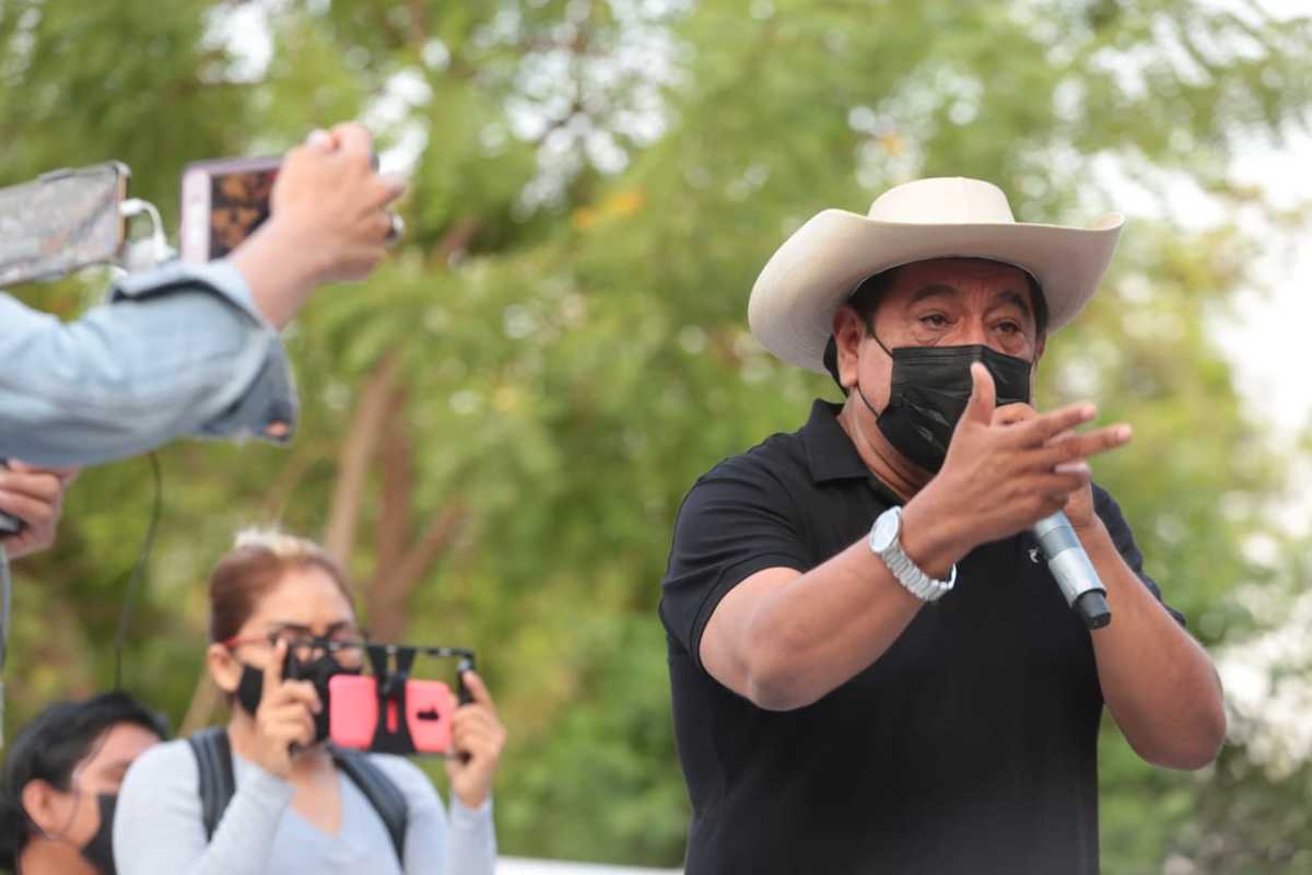 Félix Salgado Macedonio continuó con la caravana hacia las instalaciones del INE. (Jesús Quintanar)