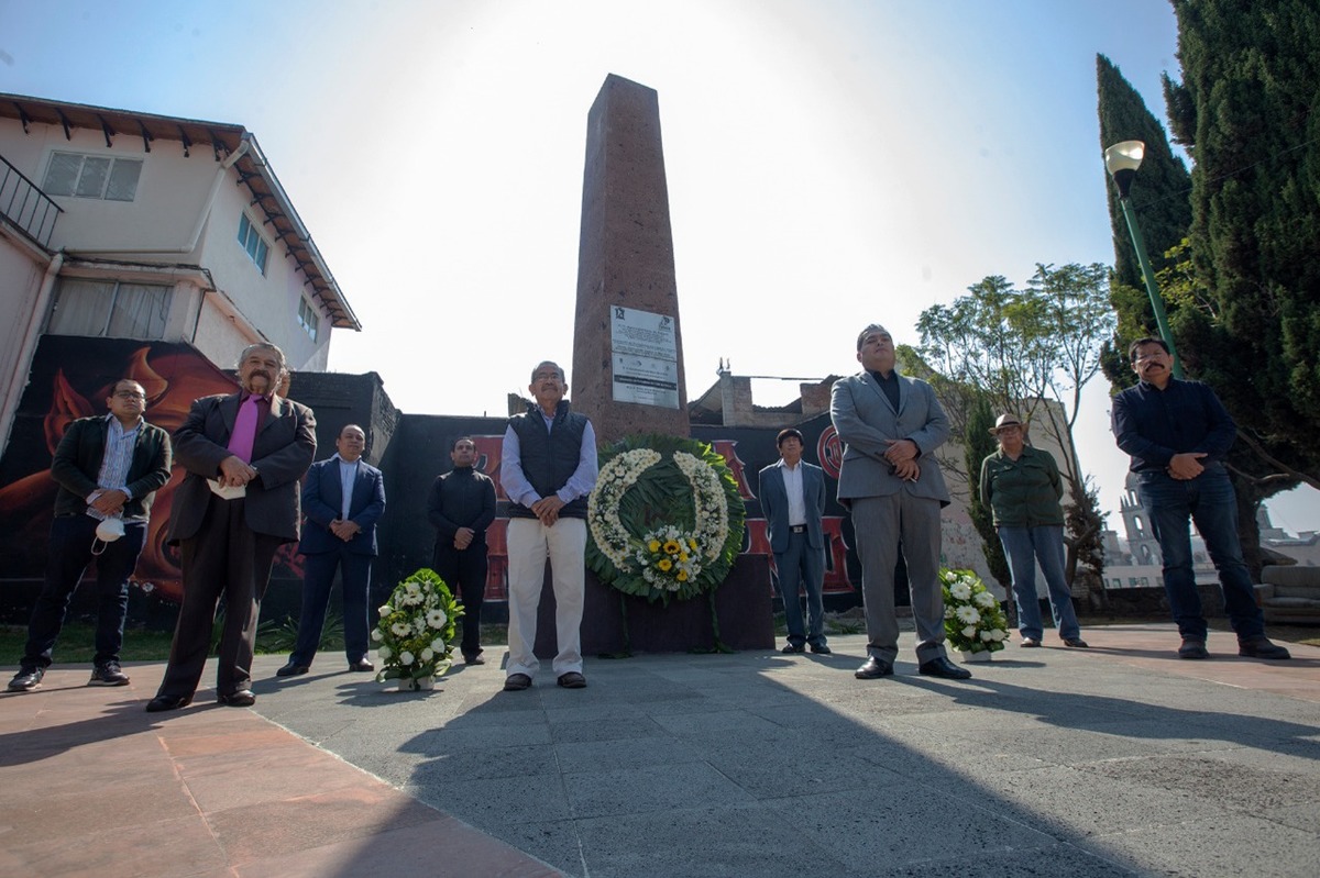 Se reunieron en el obelisco ubicado en la Plaza del Periodista, en Toluca.