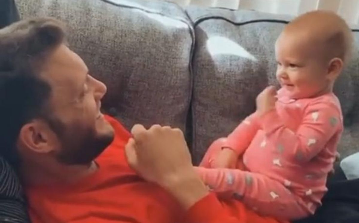 Zach y su pequeña hija Madison (Captura)