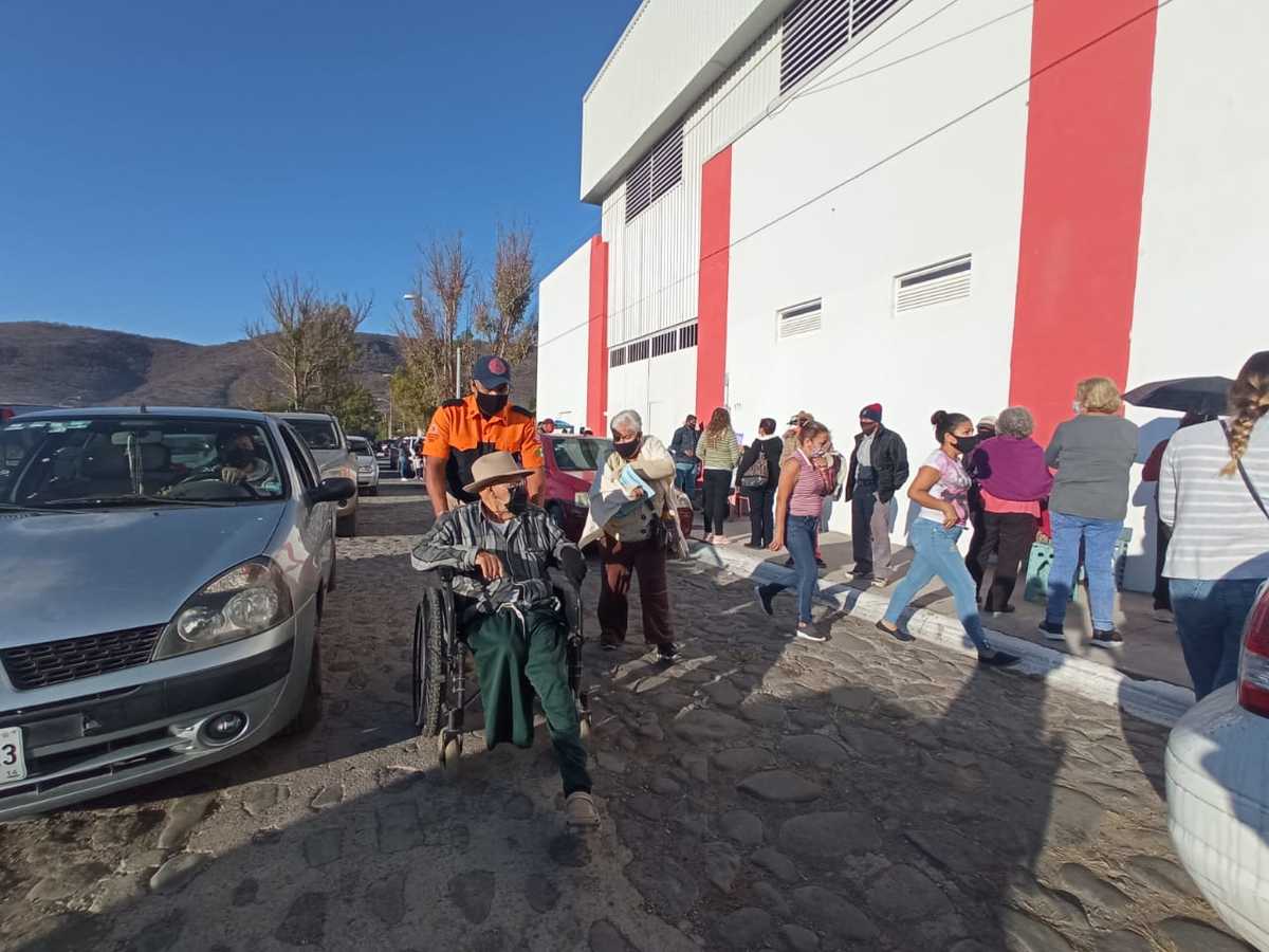 Los adultos mayores se quejan de la mala organización. (María Ramírez)