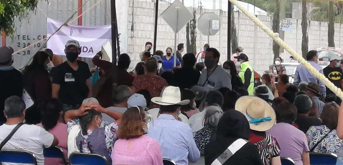 Adultos mayores de Tehuacán recibiendo la vacuna. | Apolonia Amayo
