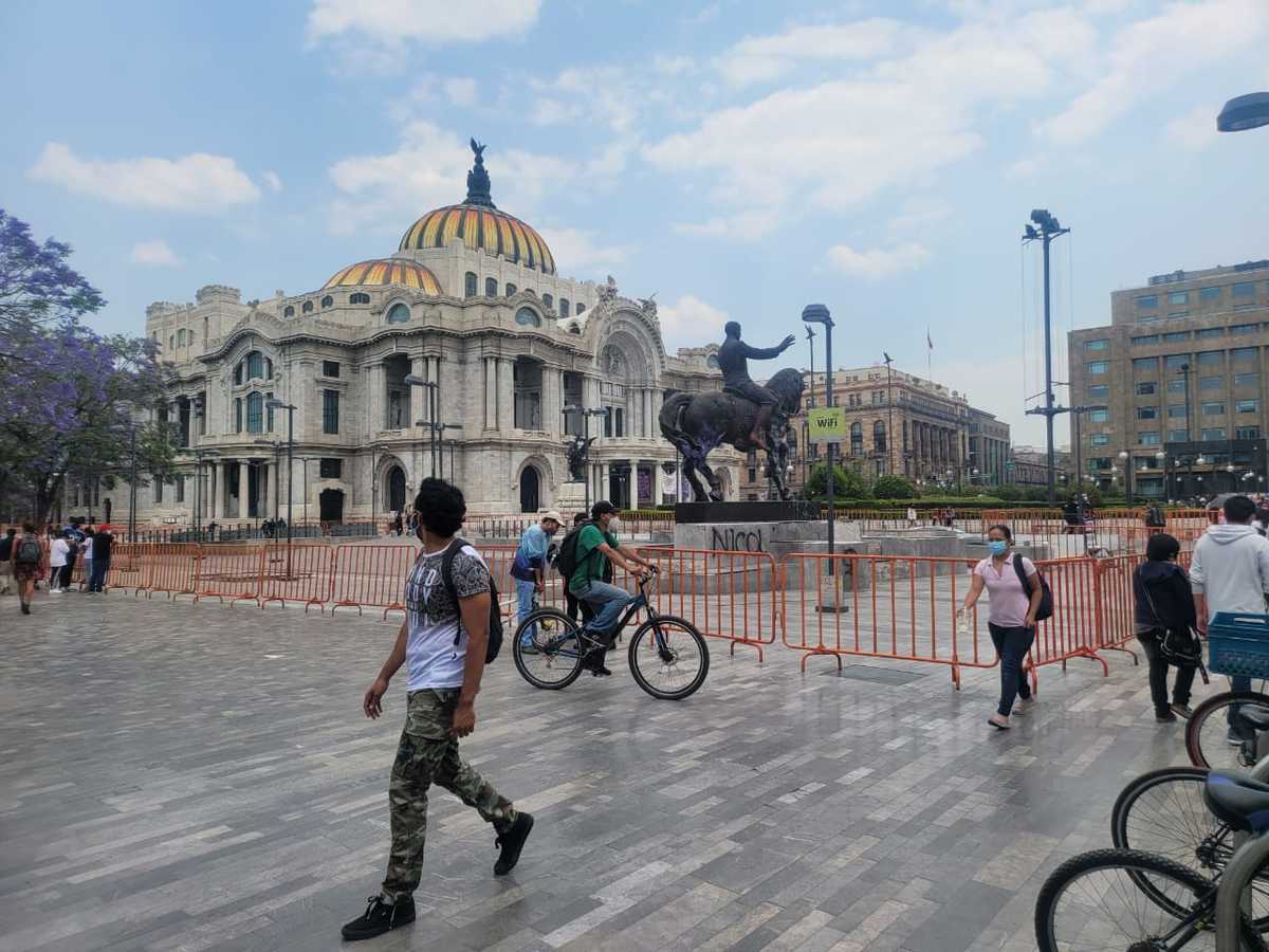 Autoridades capitalinas desplegaron elementos de la policía para resguardar la Alameda Central. (Ramón Ramírez)