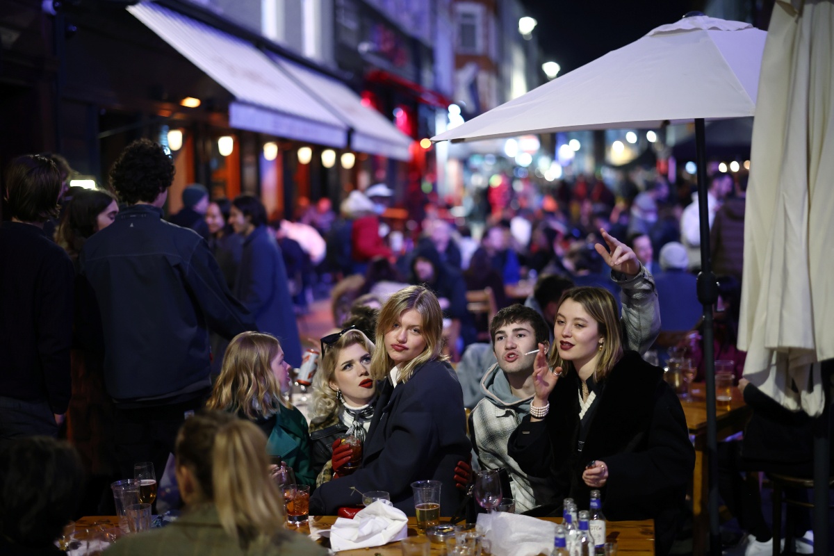 Los británicos ya habían atiborrado los bares cuando bajaron los contagios en la primera ola del covid-19. (Reuters)
