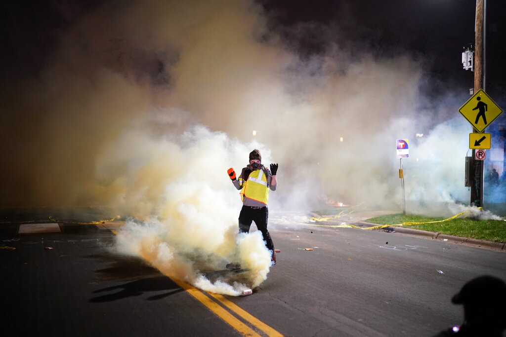 Decenas de personas en Minnesota salieron a las calles para protestar por otro coso de racismo policial. (AP)