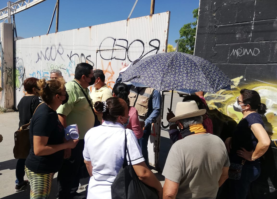 Fueron alrededor de 150 personas las que se quedaron haciendo fila. (Notivox Digital)