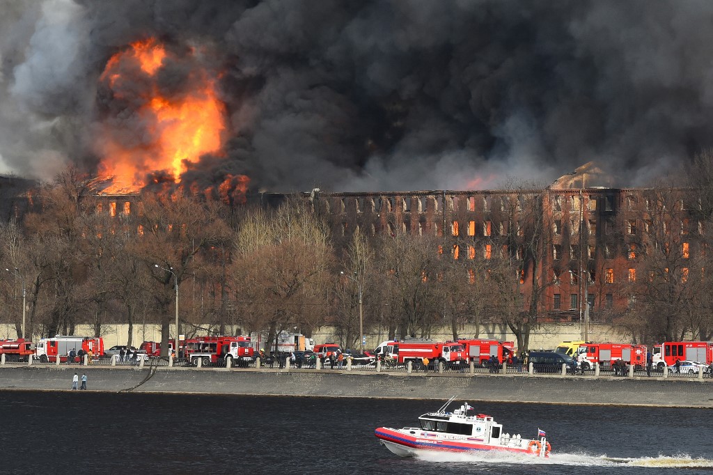 El incendio se originó en una fábrica en San Petersburgo. (AFP)