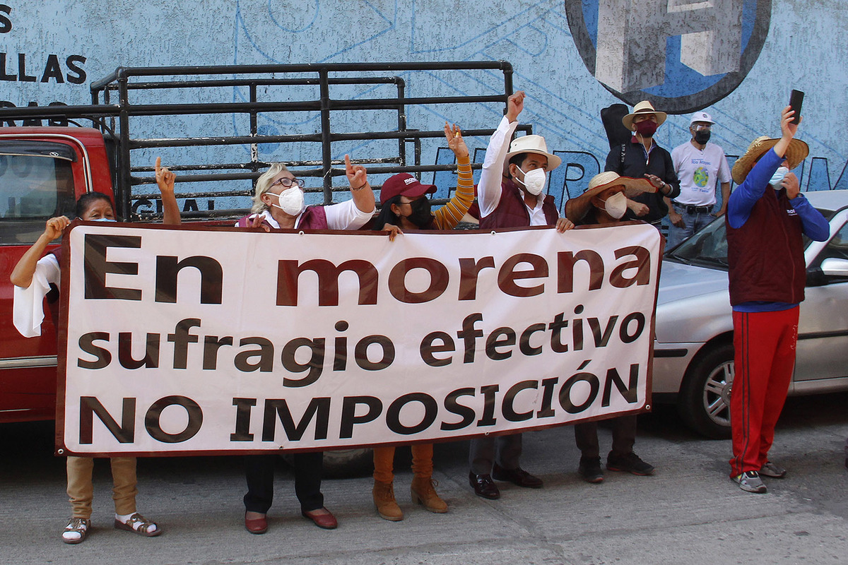 Militantes de Morena permanecen en las instalaciones del IEE. | Agencia Enfoque