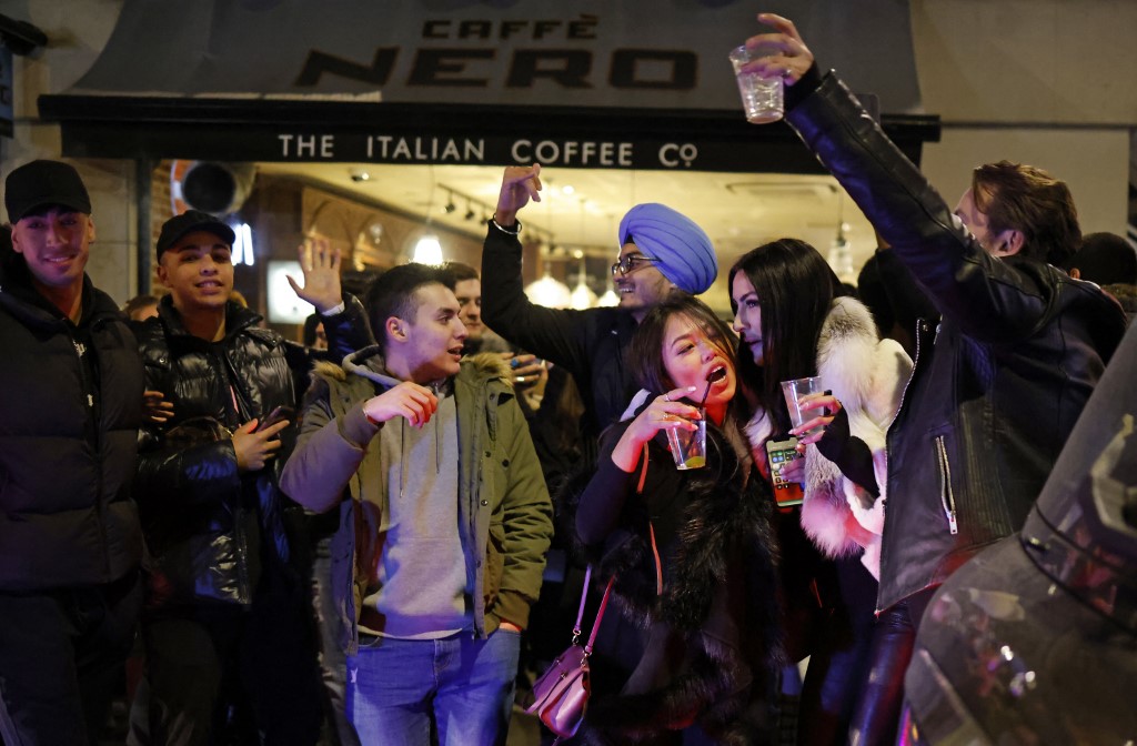 Las personas atiborraron los pubs de Londres tras la baja en el número de casos. (AFP)
