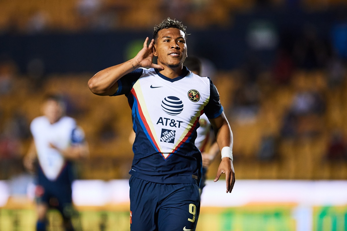 Roger Martínez celebra uno de sus goles contra Tigres (Mexsport)