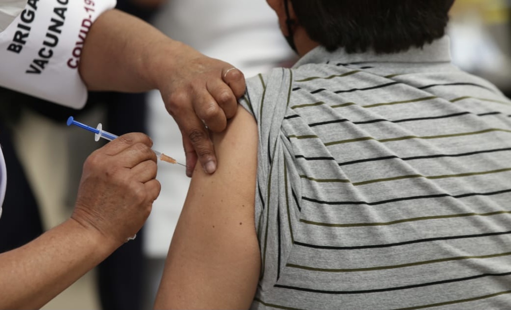 Vacunación a adultos mayores en Pachuca. (Jorge Sánchez)