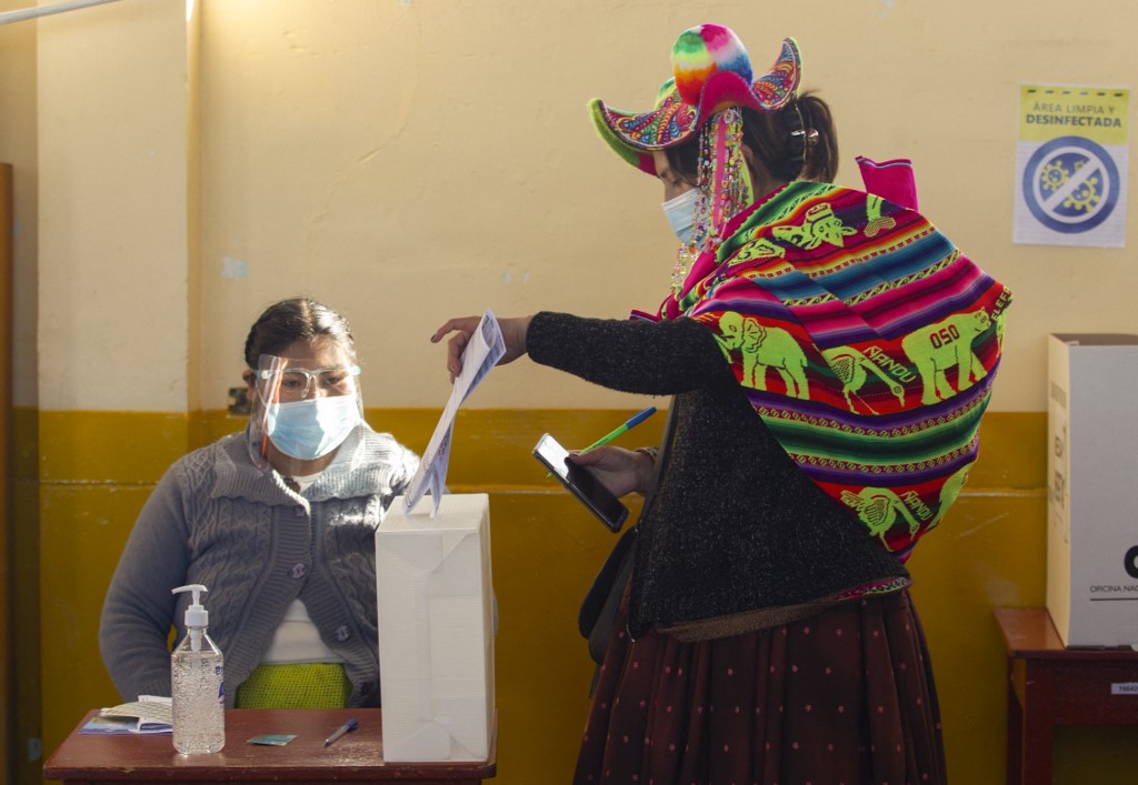 La primera vuelta de las elecciones presidenciales de Perú se hicieron con relativa calma pese a la pandemia. (AFP)