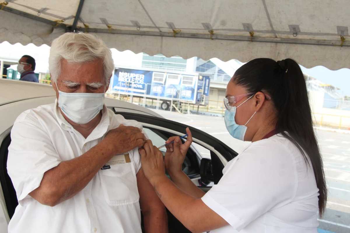 Se agiliza vacunación Drive Thru en Centro de Convenciones de Tampico. (Jesús Alberto García)