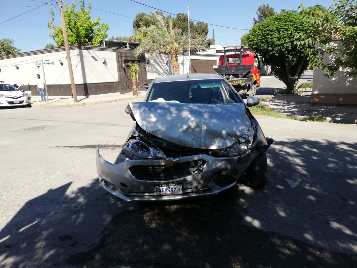 Conductora se pasa alto y provoca choque en Torreón- Grupo Milenio