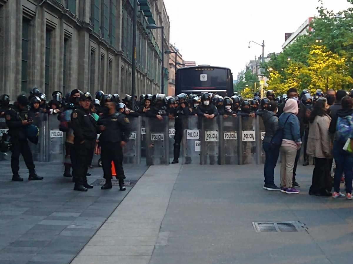 Elementos de la Secretaría de Seguridad Ciudadana, cercan uno de los accesos de Palacio Nacional