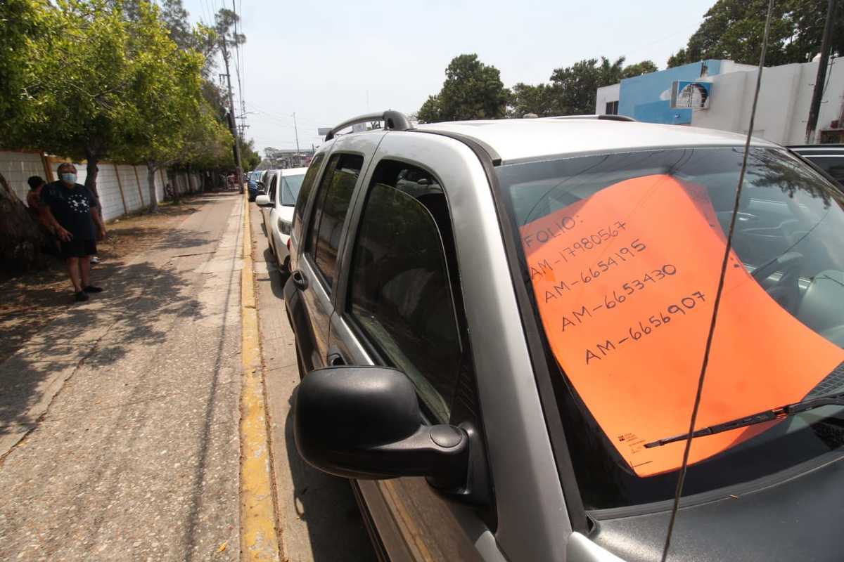 Esperan hasta 25 horas para poder recibir vacuna contra covid-19