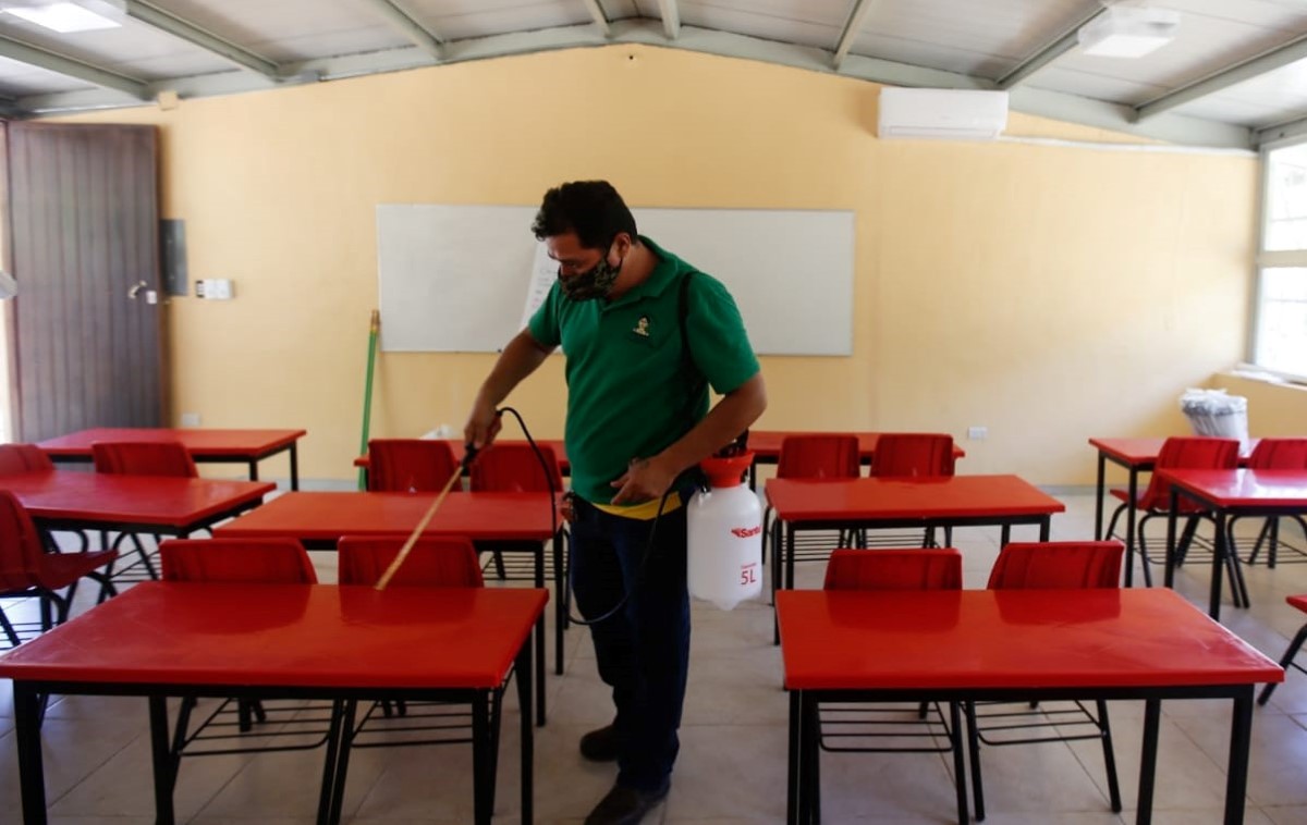Hoy inició la  jornada de limpieza en escuelas primarias de Campeche. |  Araceli López