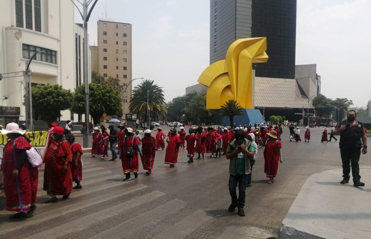 Integrantes de la comunidad Triqui marchan en Reforma. | César Velázquez