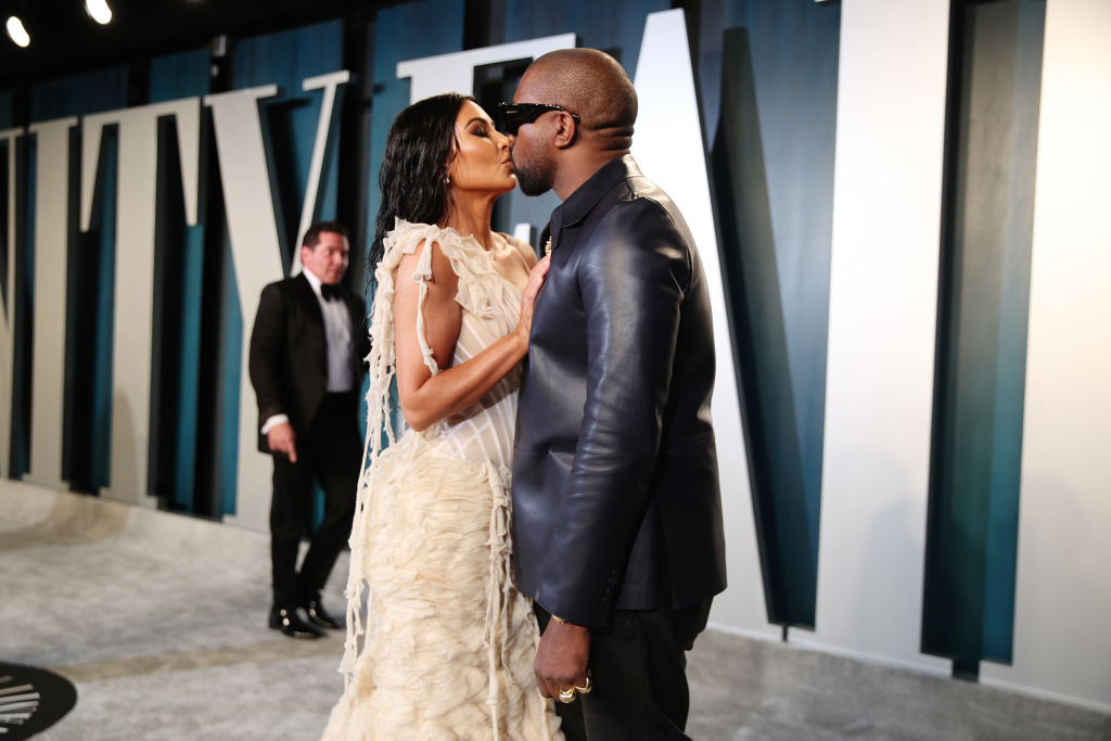 Kim Kardashian y Kanye West durante el after party de los Academy Awards organizado por Vanity Fair en 2020.